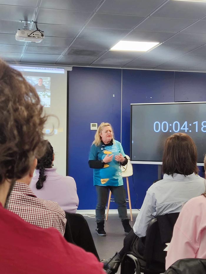 Pilar López Sánchez mujer en conferencia